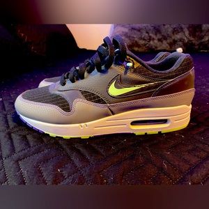 Nike air max 90 future swoosh, size 9.5 like new
